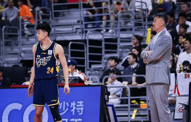 杜锋：其实常规赛不至于打得这么紧，所以还是从自身找原因