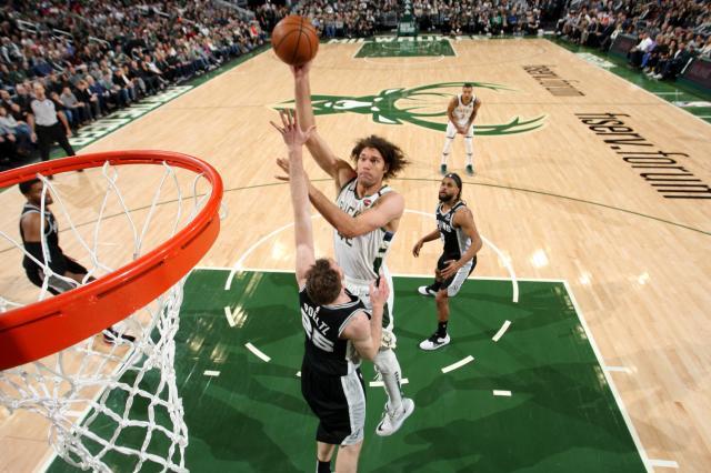 篮球比赛-除了爆炸头和殴打吉祥物，罗宾·洛佩斯还有个绝招