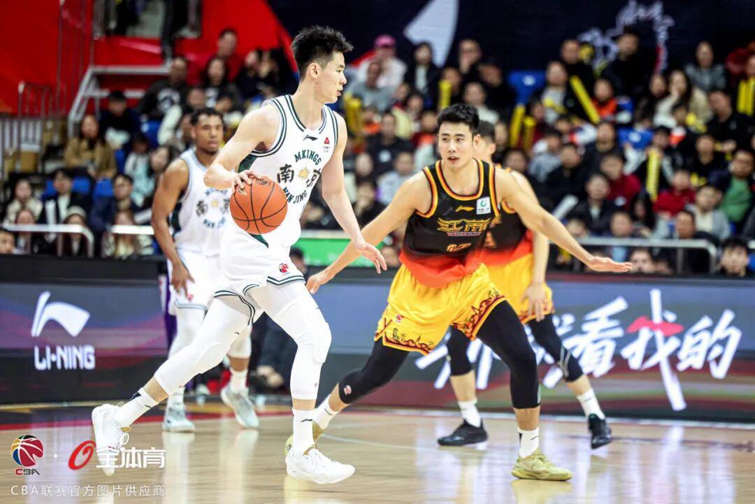 虎扑-CBA积分榜，浙江加时胜广厦，上海独占榜首，山东连胜，北京3连胜